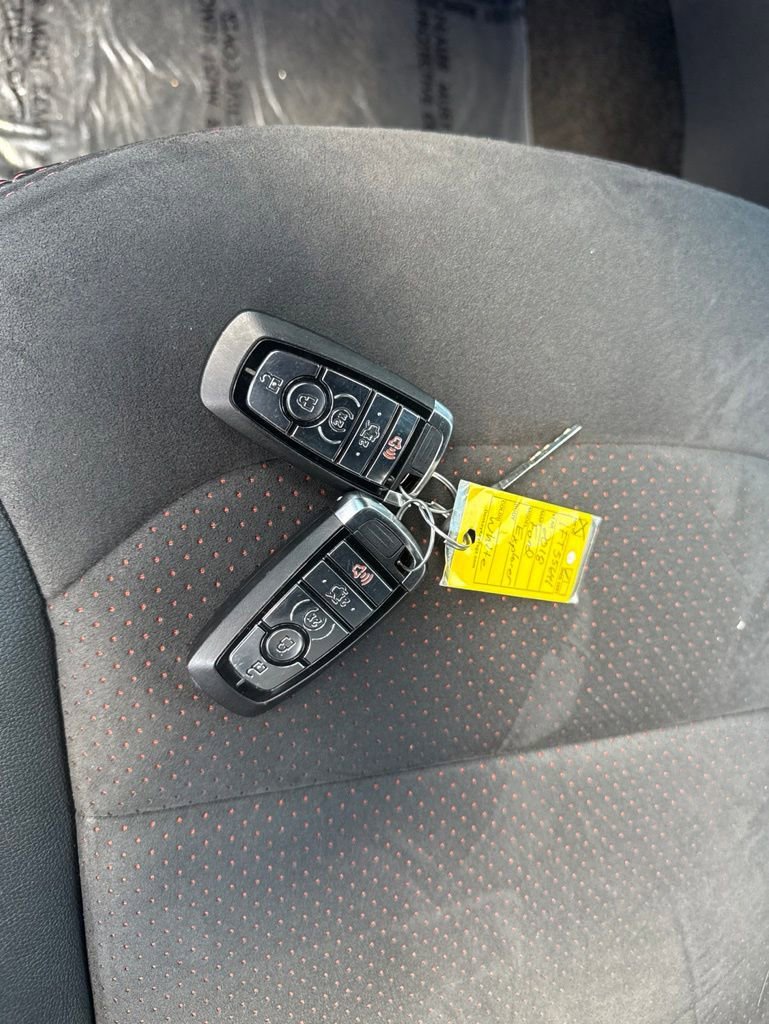 Used 2018 Ford Explorer XLT w/ Equipment Group 202A AWD/4WD image 32