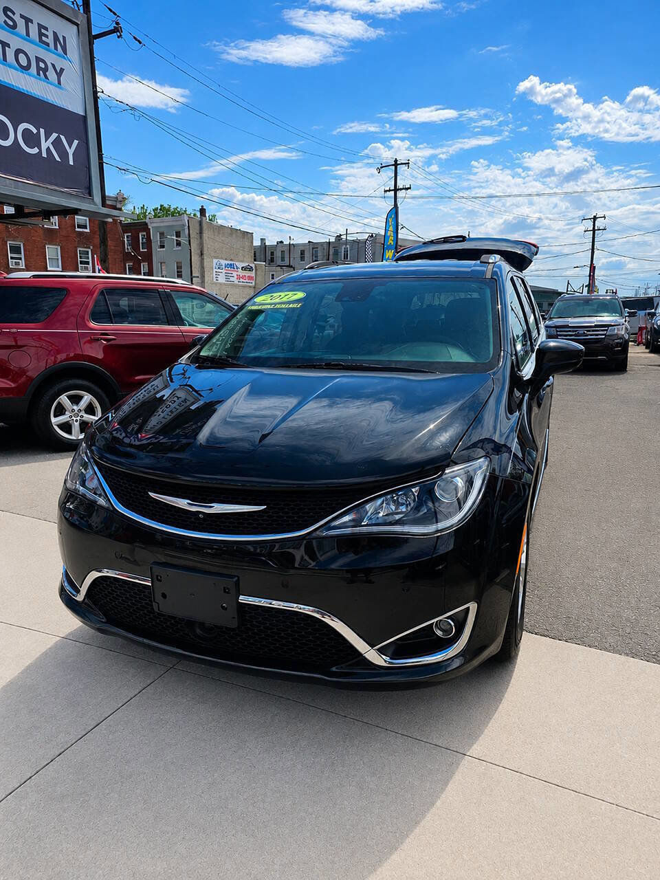 Used 2017 Chrysler Pacifica Touring-L Plus w/ Advanced Safetytec Group FWD image 2