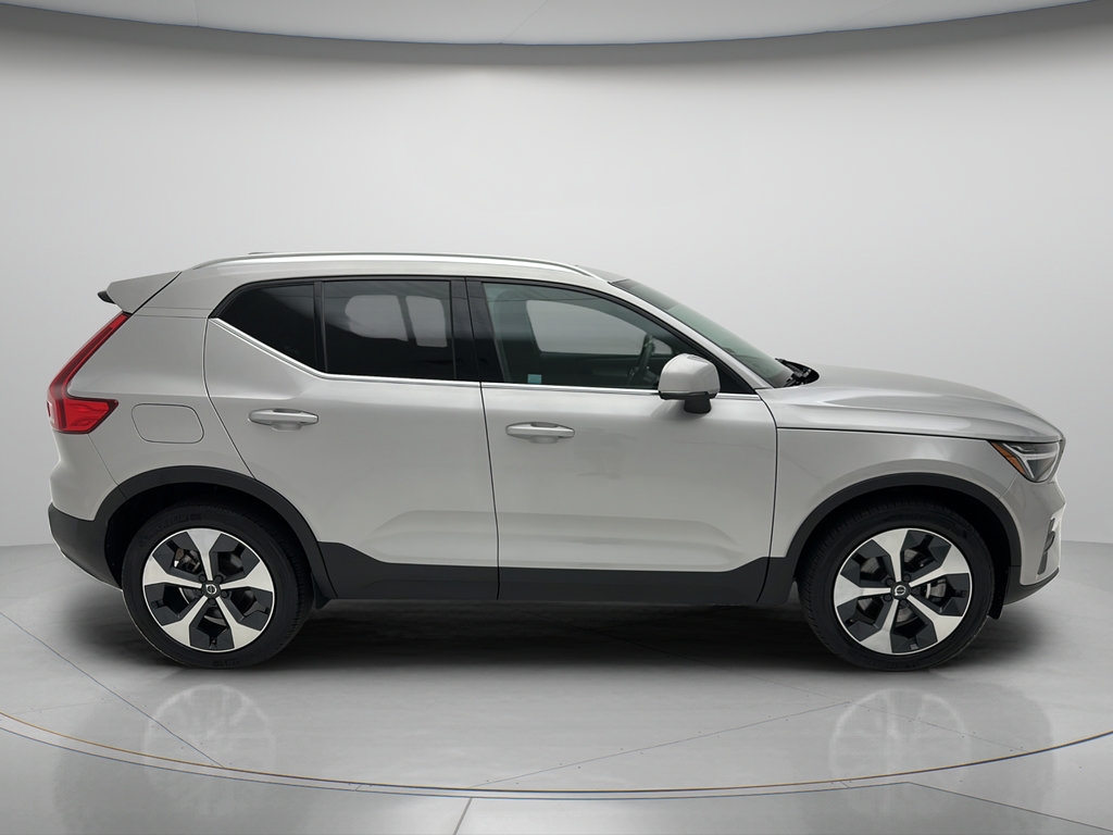 Used 2024 Volvo XC40 B5 Core AWD/4WD image 4