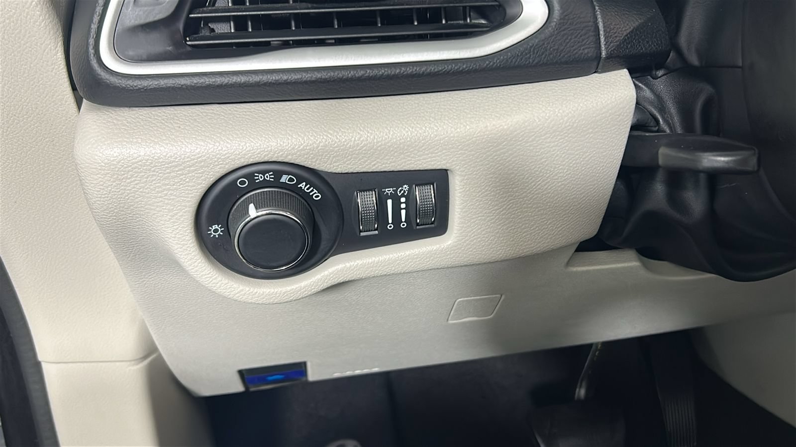 Used 2022 Chrysler Voyager LX FWD image 23
