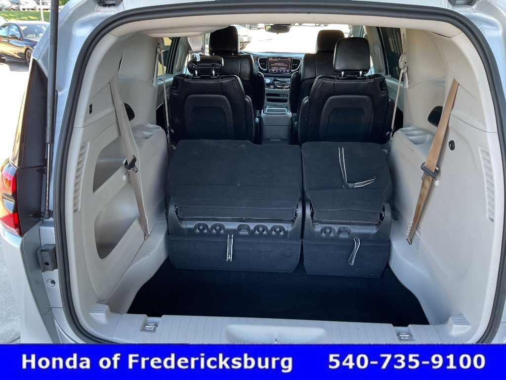 Used 2024 Chrysler Pacifica Touring-L FWD image 22