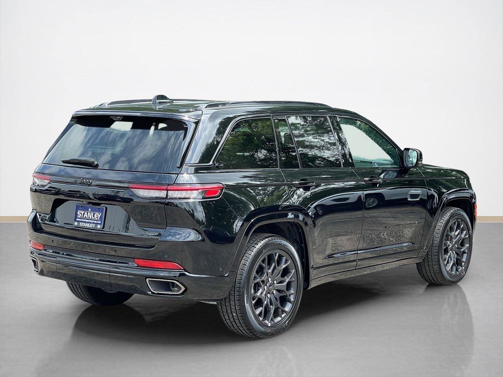 Used 2025 Jeep Grand Cherokee Summit w/ Adv Protech Group IV AWD/4WD image 8