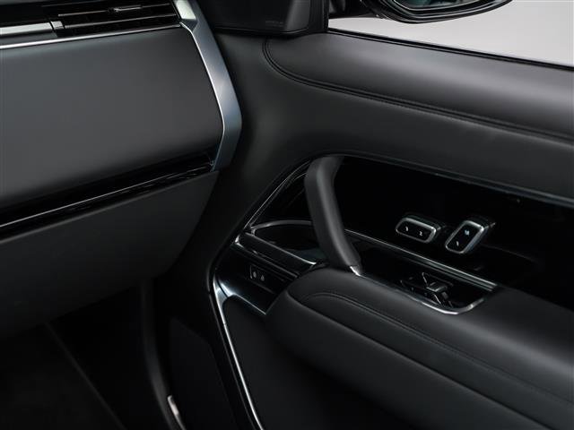 Used 2025 Land Rover Range Rover SE image 29