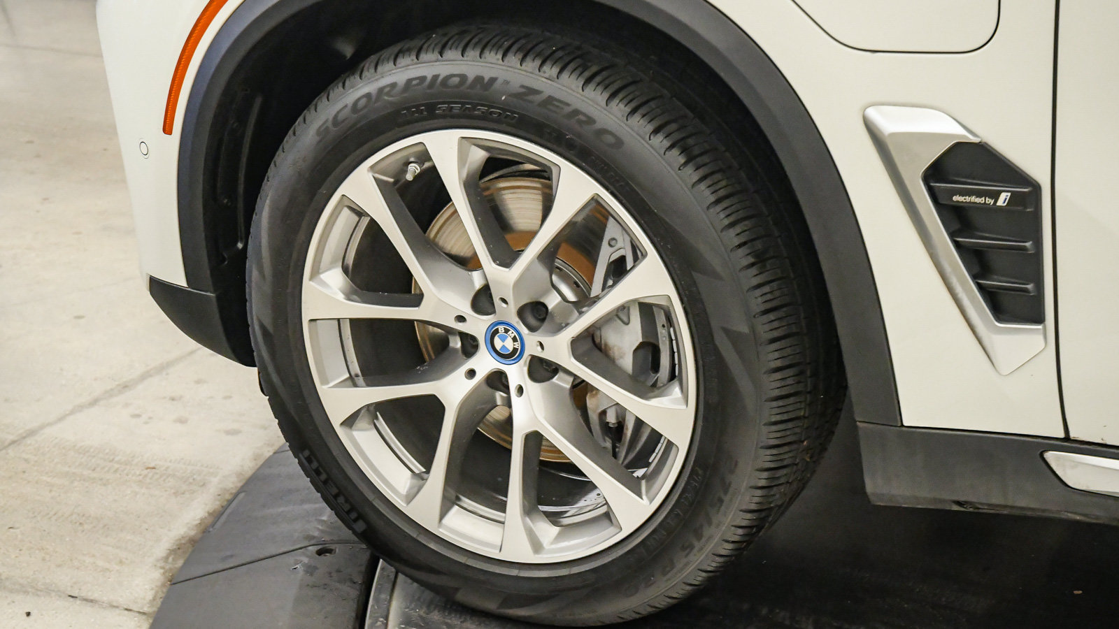 Certified 2024 BMW X5 xDrive50e w/ Premium Package AWD/4WD image 10