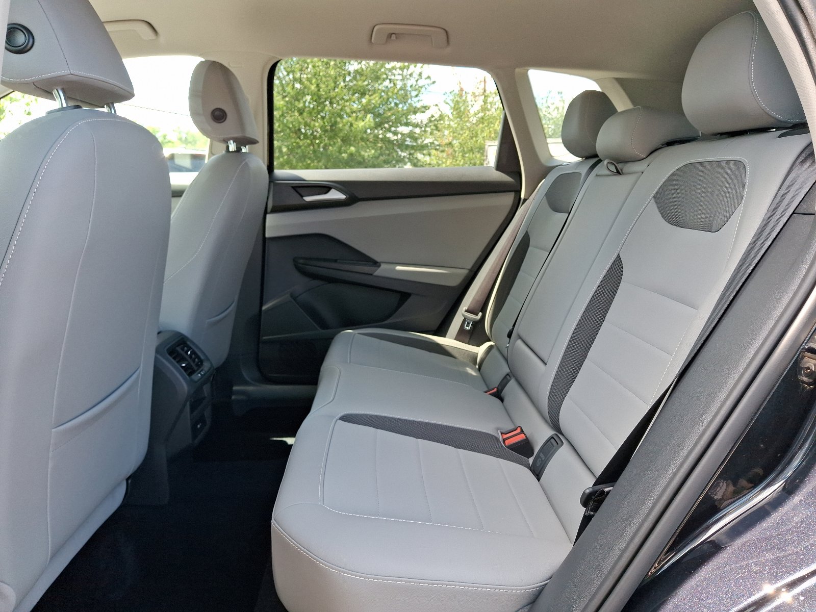 Used 2022 Volkswagen Taos SE w/ Driver Assistance Package AWD/4WD image 11