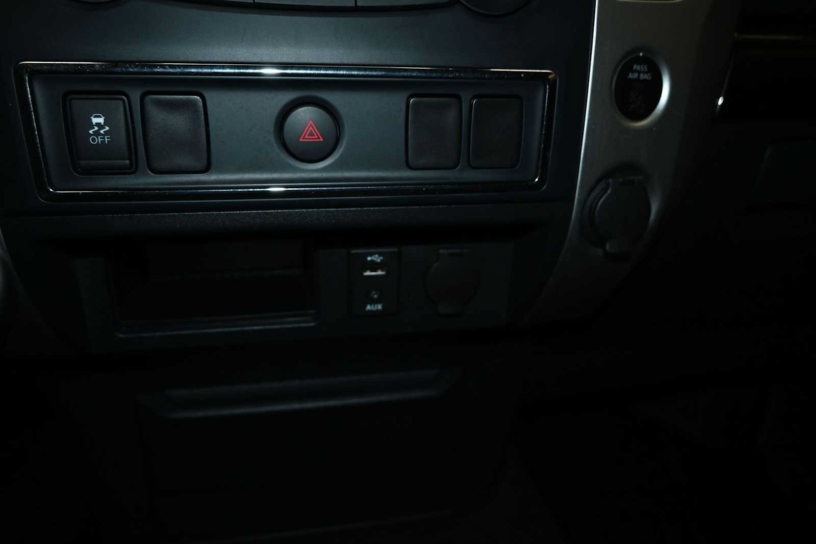 Used 2017 Nissan Titan SV AWD/4WD image 14