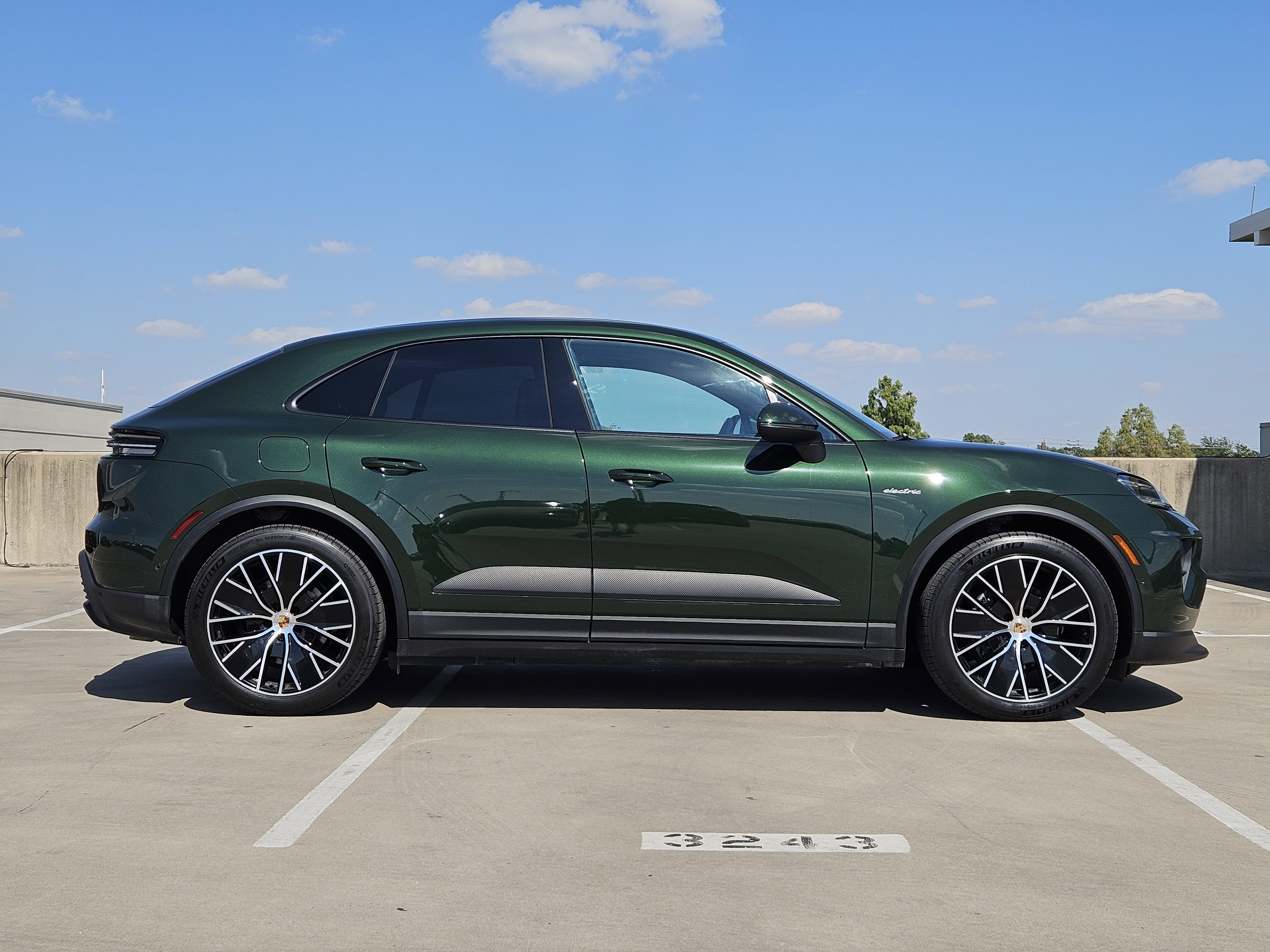Certified 2025 Porsche Macan 4 Electric image 9