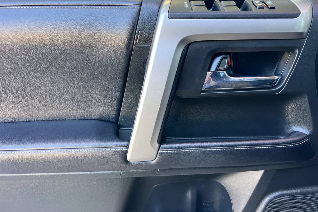 Certified 2018 Toyota 4Runner SR5 AWD/4WD image 13