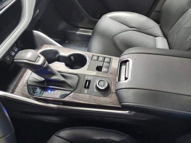 Used 2023 Toyota Highlander Platinum image 35