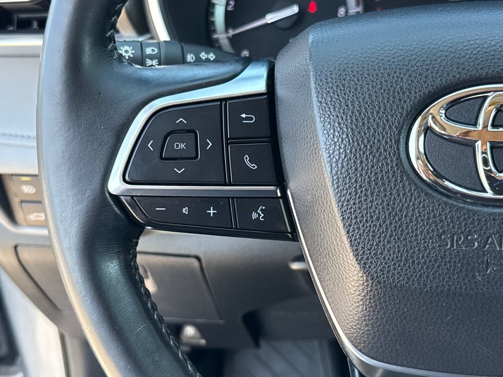 Used 2021 Toyota Highlander XLE FWD image 16