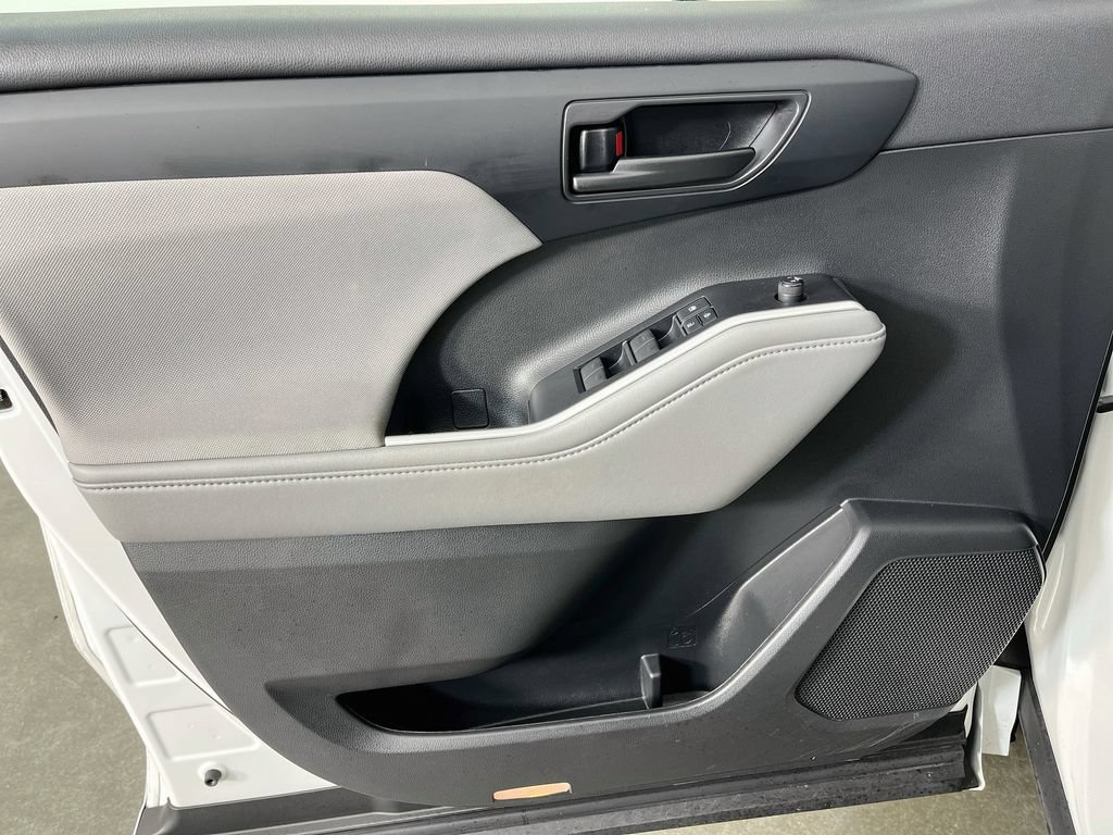 Used 2022 Toyota Highlander LE FWD image 25