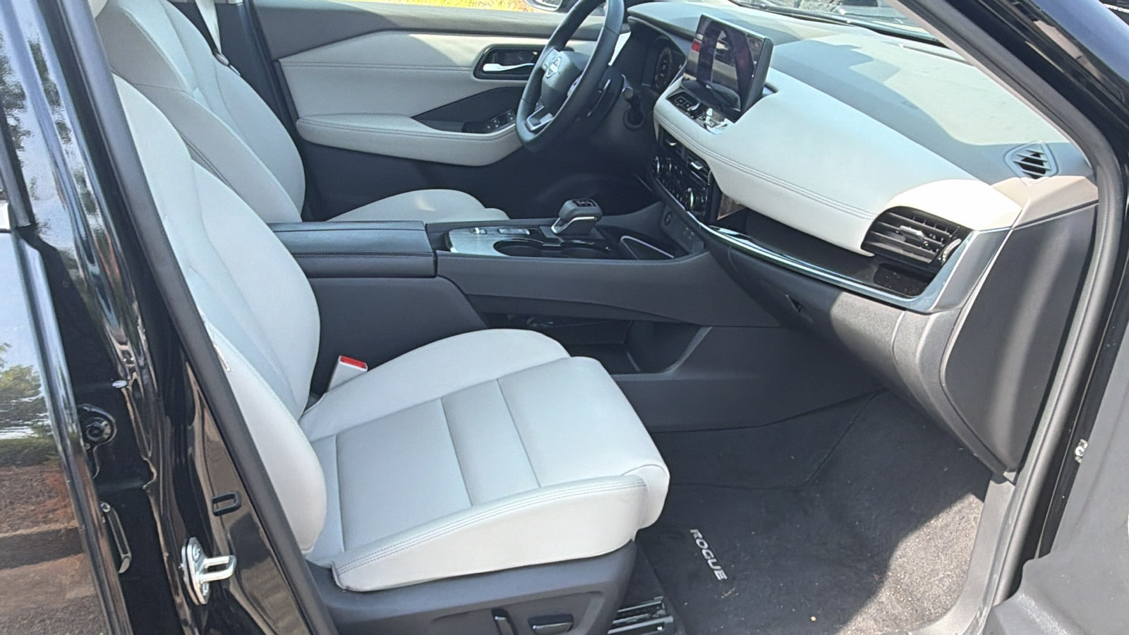 Used 2025 Nissan Rogue SL w/ SL Premium Package FWD image 20