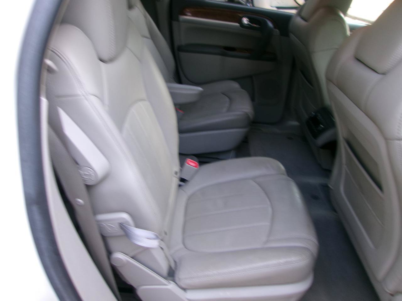 Used 2008 Buick Enclave CXL w/ Entertainment Package #2 FWD image 5