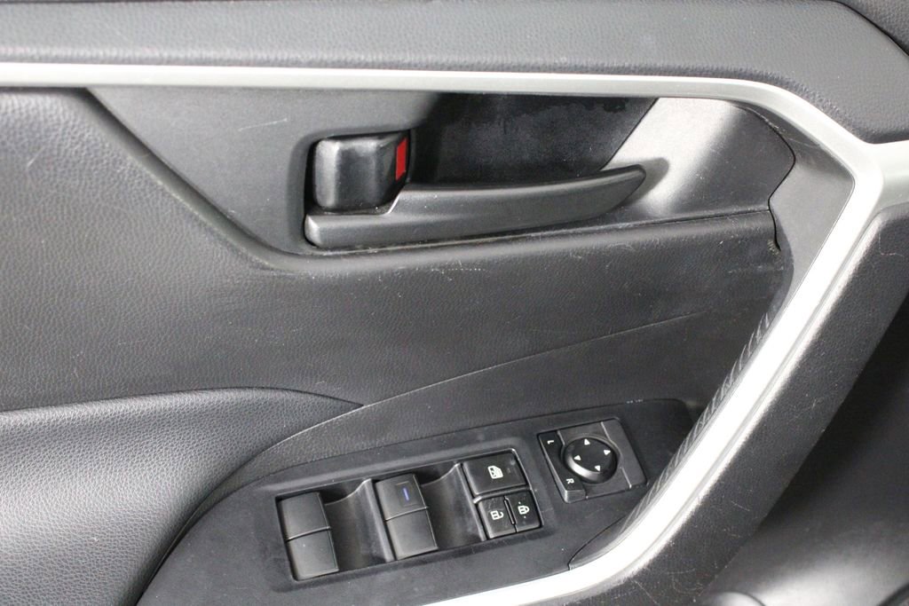 Used 2020 Toyota RAV4 LE image 16