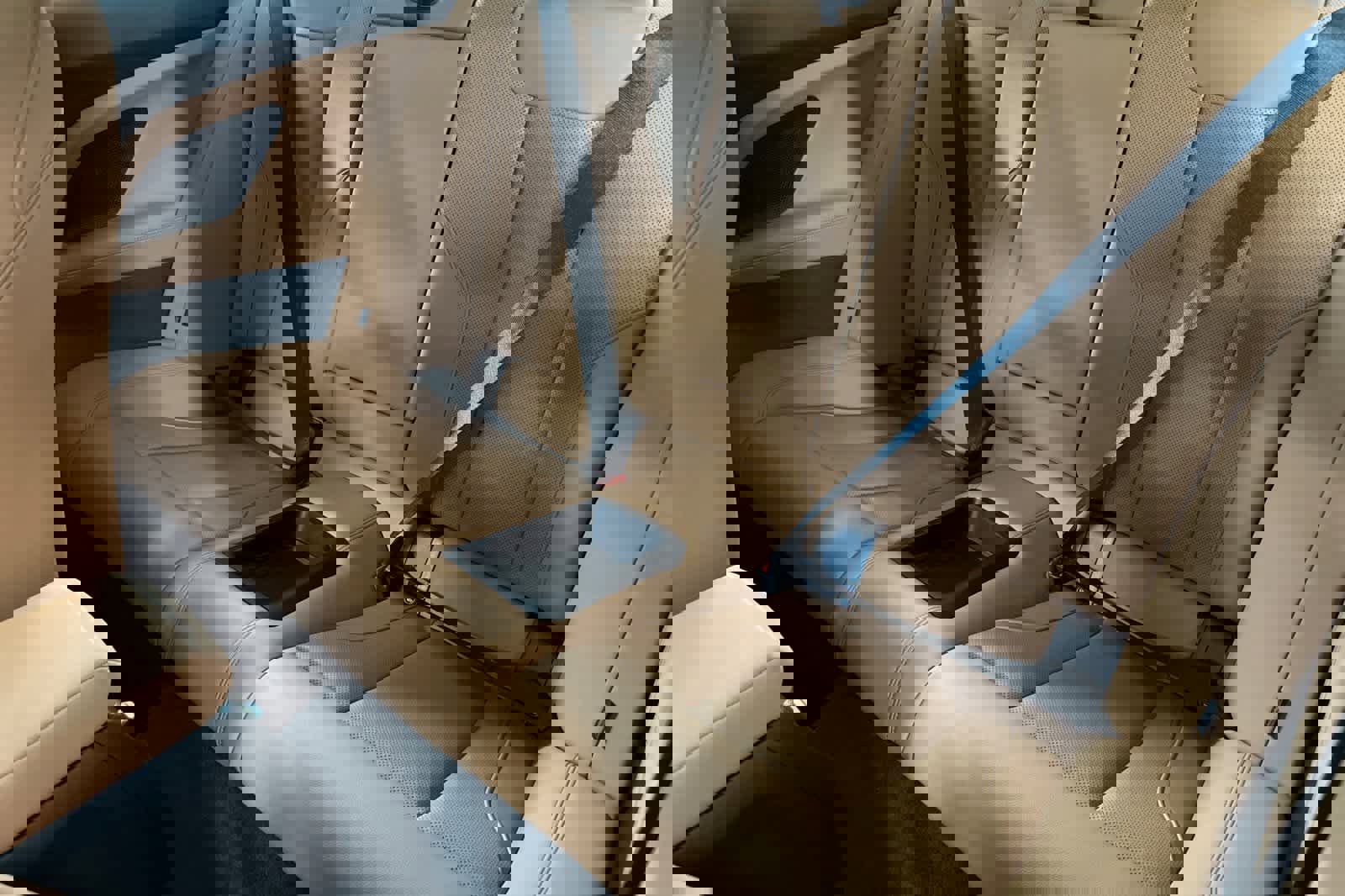 Used 2025 BMW 230i Coupe w/ Premium Package image 4