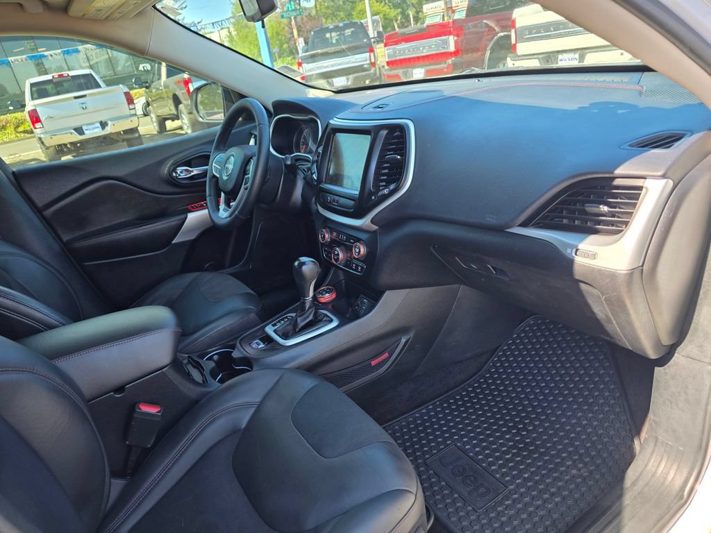Used 2018 Jeep Cherokee Trailhawk AWD/4WD image 24