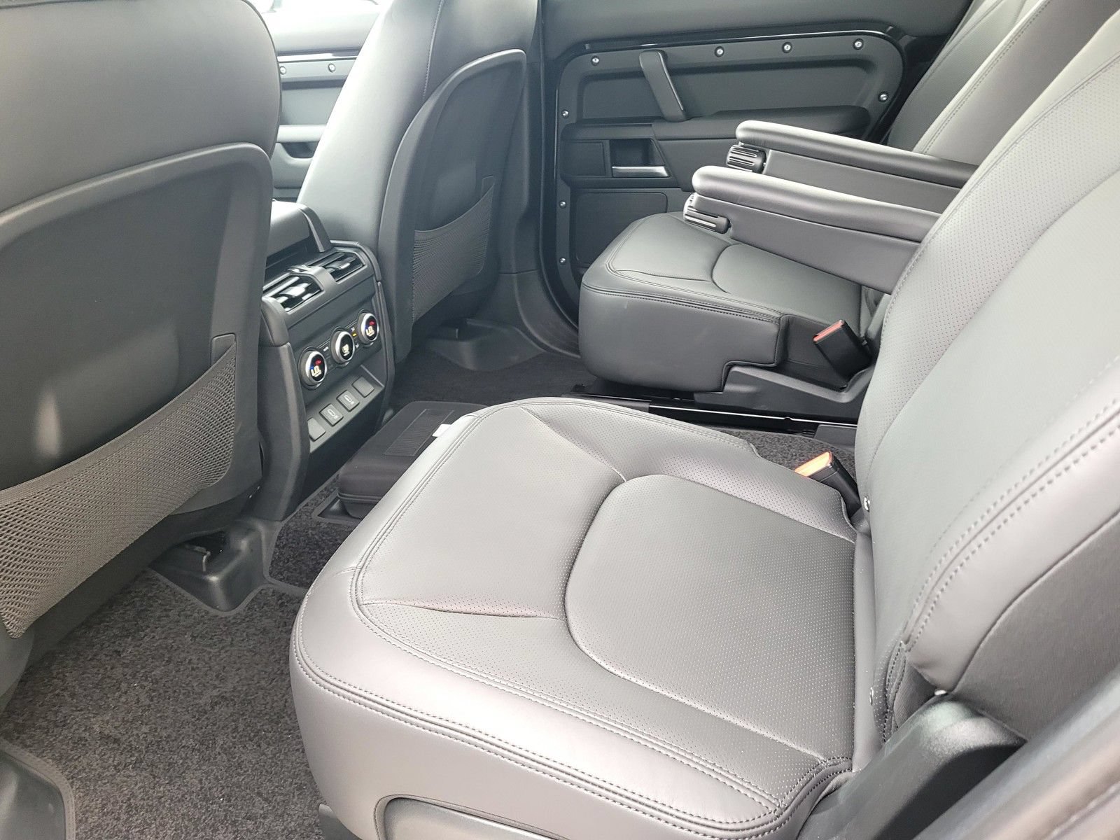 New 2026 Land Rover Defender 130 X-Dynamic SE AWD/4WD image 13
