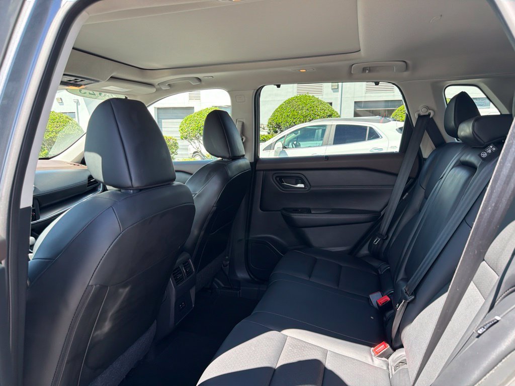 Used 2023 Nissan Rogue SV w/ SV Premium B Package FWD image 14