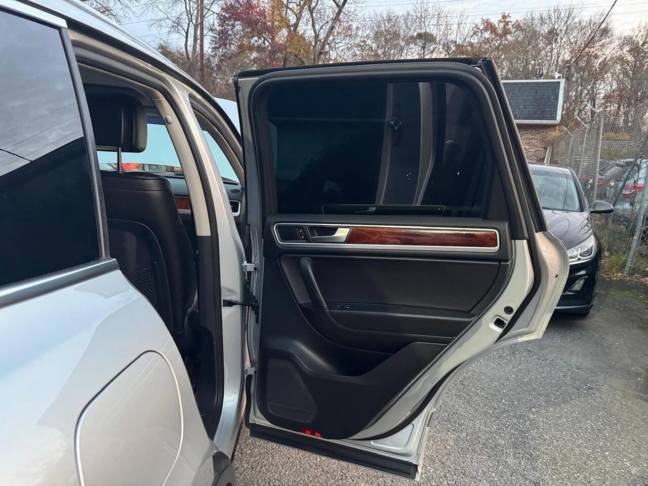 Used 2014 Volkswagen Touareg TDI image 36