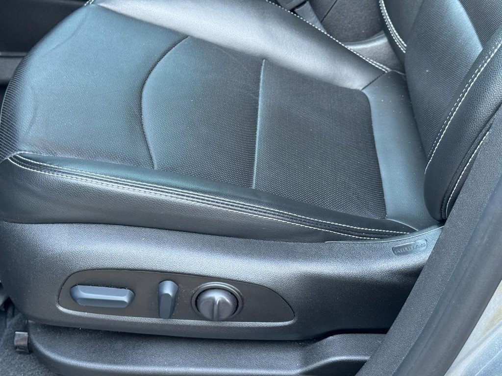 Used 2023 GMC Terrain SLT w/ Elevation Edition image 28