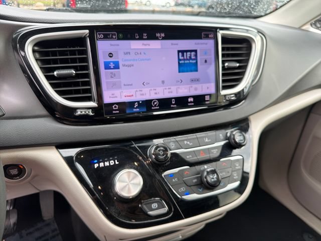 Used 2024 Chrysler Pacifica Touring-L FWD image 17