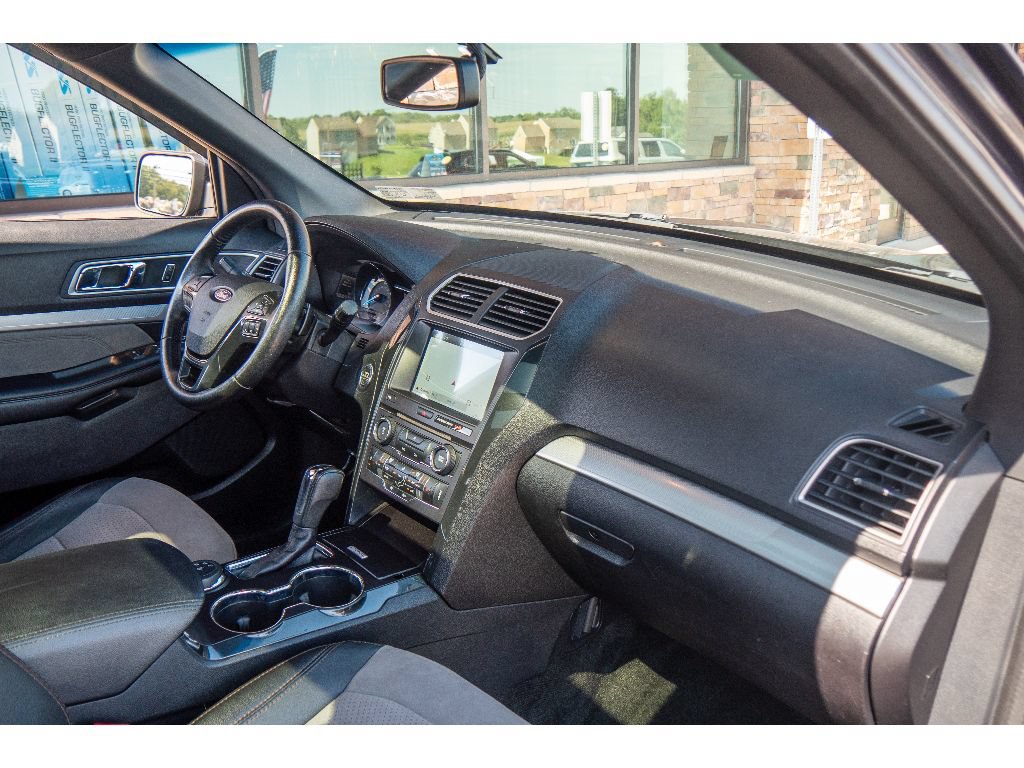 Used 2017 Ford Explorer XLT w/ Equipment Group 202A AWD/4WD image 15