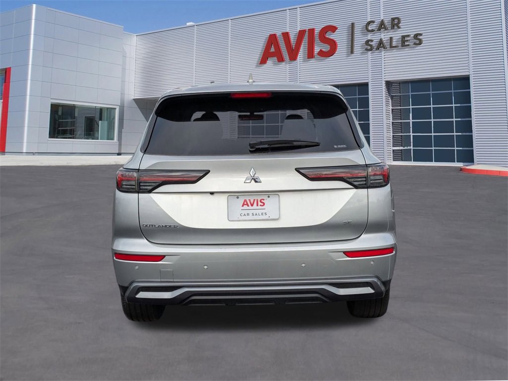 Used 2025 Mitsubishi Outlander SE image 5