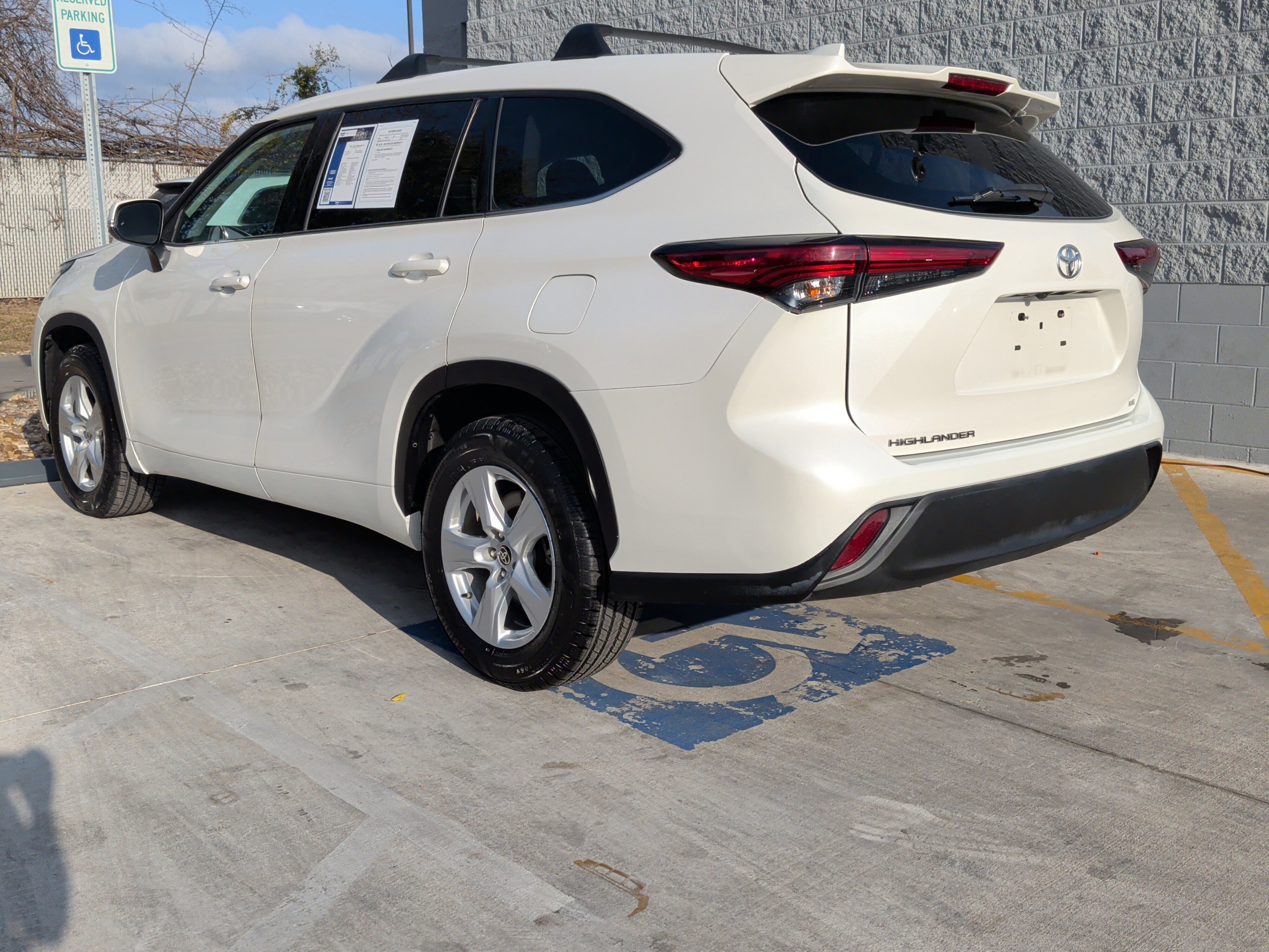 Used 2021 Toyota Highlander LE image 8
