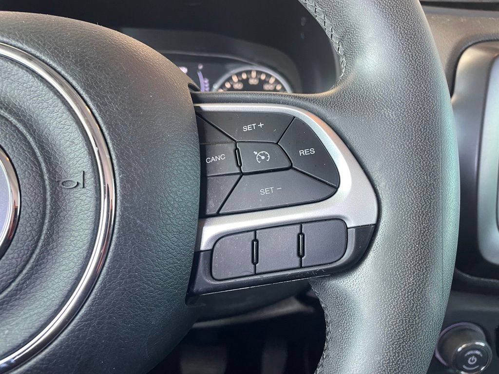 Used 2018 Jeep Renegade Latitude FWD image 14