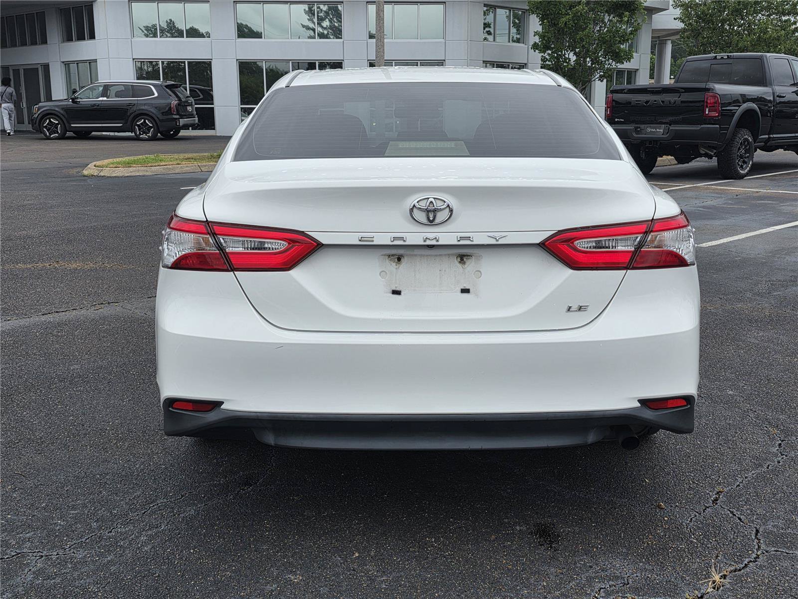 Used 2018 Toyota Camry LE FWD image 6
