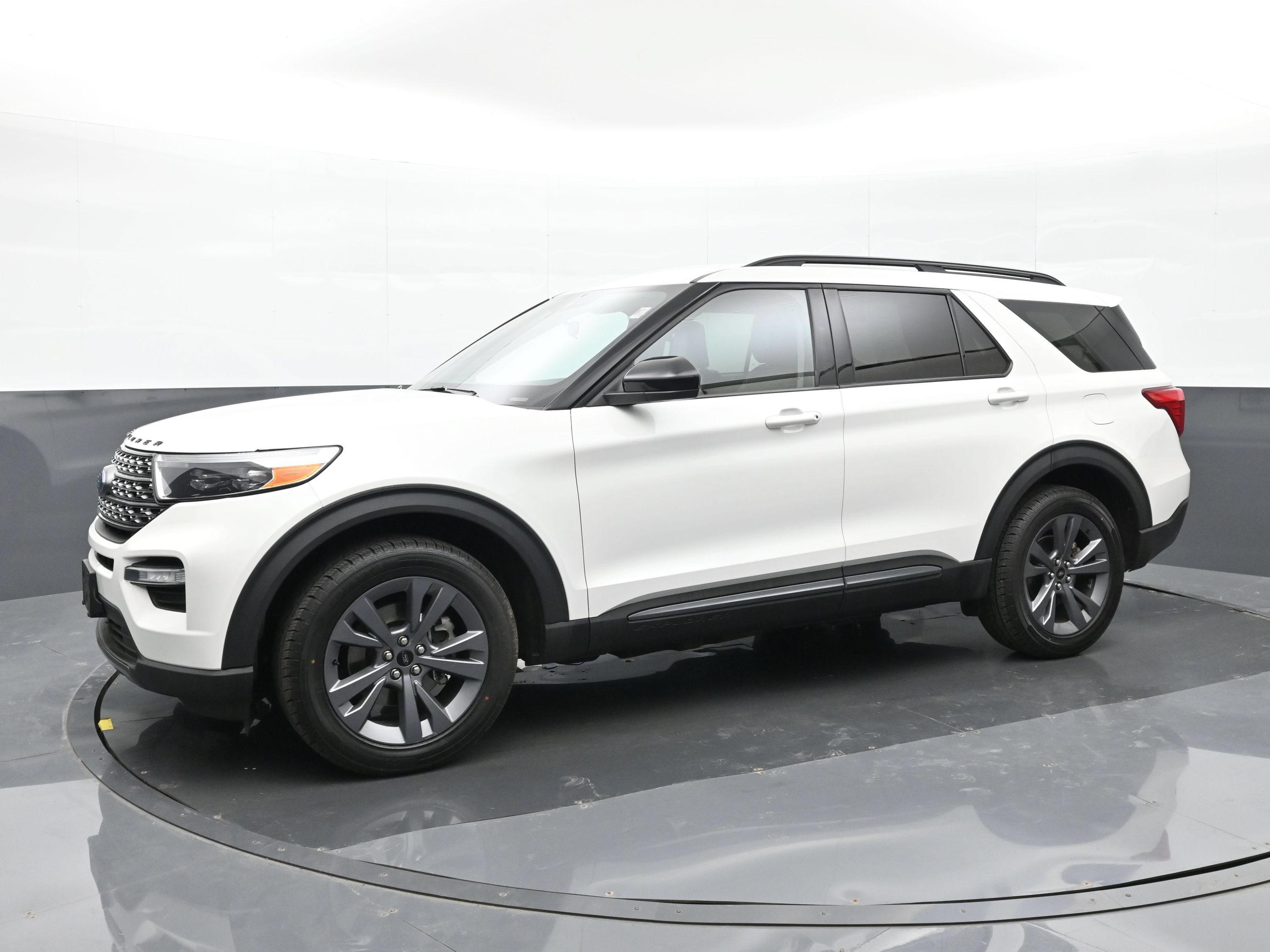Used 2023 Ford Explorer XLT w/ Equipment Group 202A AWD/4WD image 8