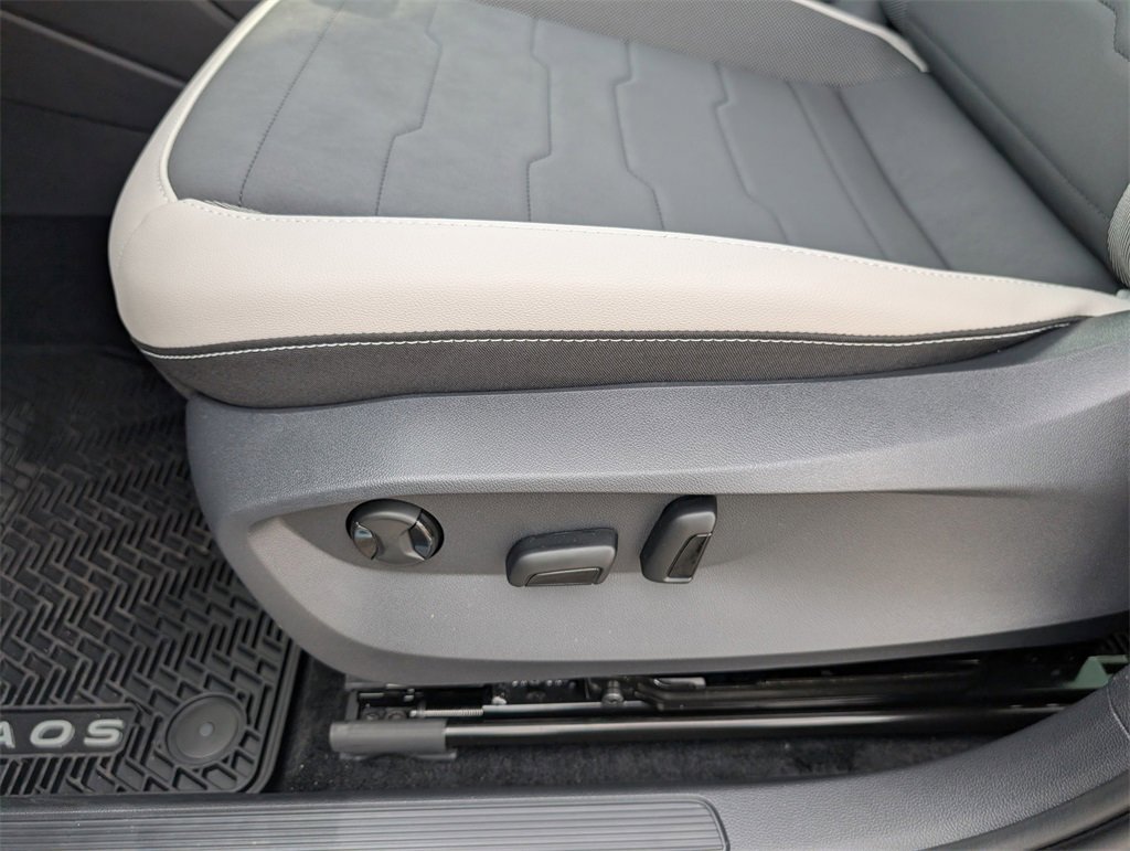New 2026 Volkswagen Taos SE image 13