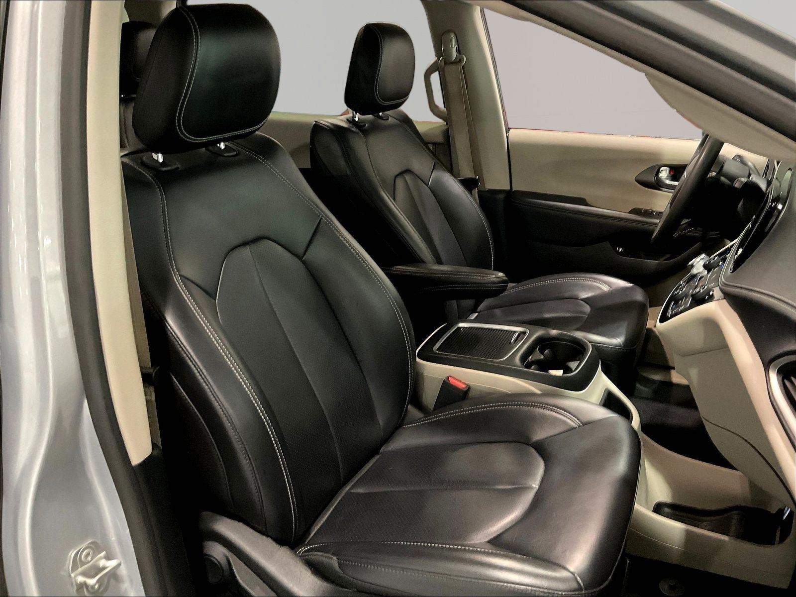 Used 2023 Chrysler Pacifica Touring-L FWD image 27