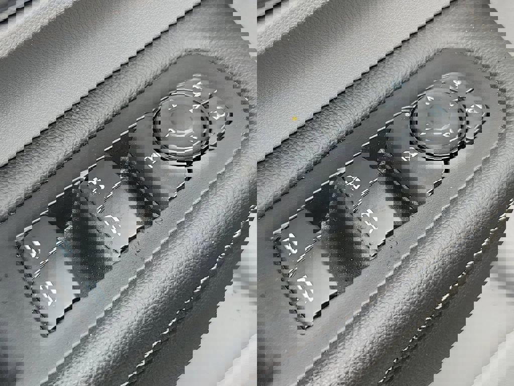 Used 2023 GMC Terrain SLE w/ Driver Convenience Package image 19