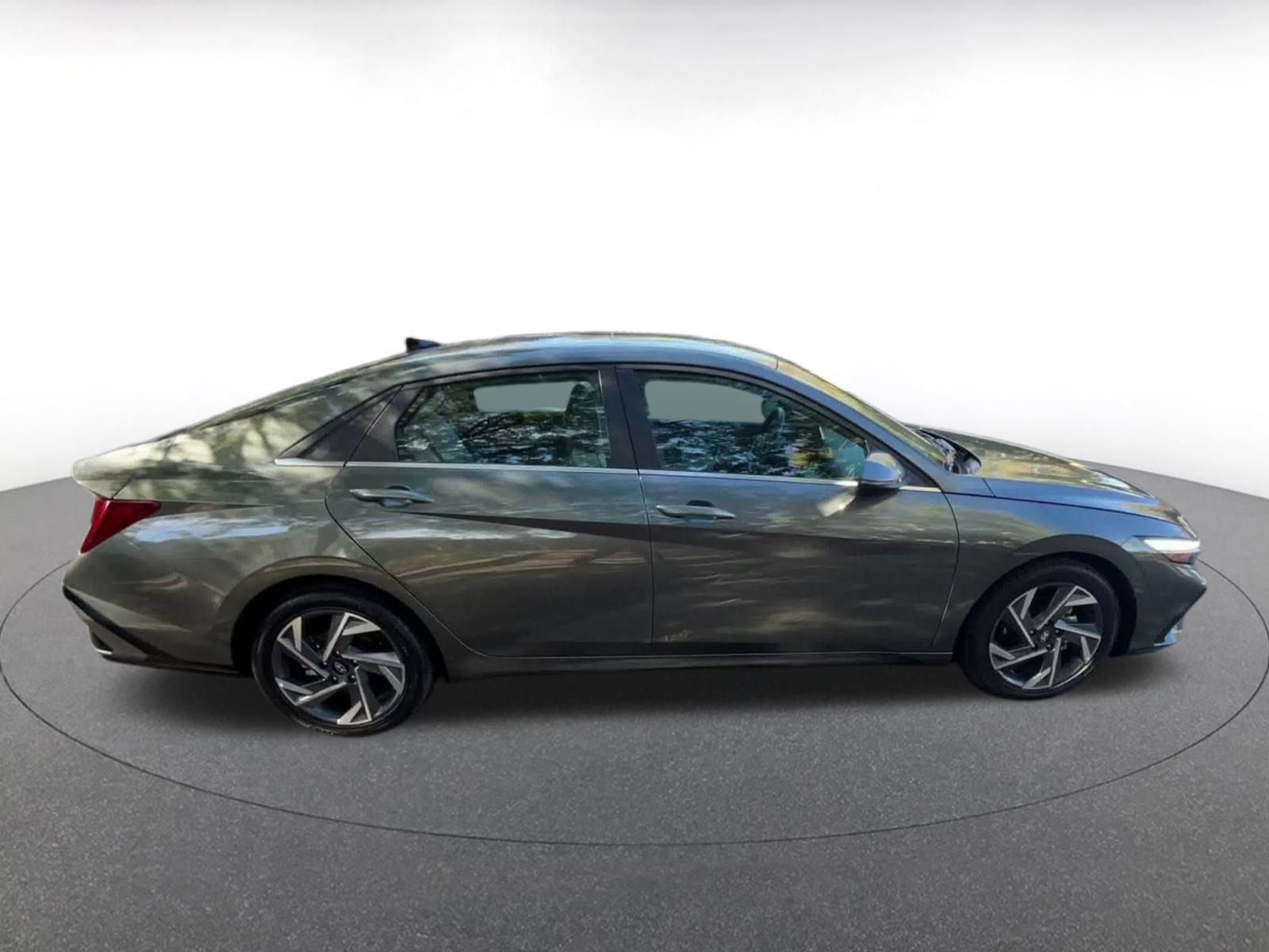 Used 2025 Hyundai Elantra Limited image 16