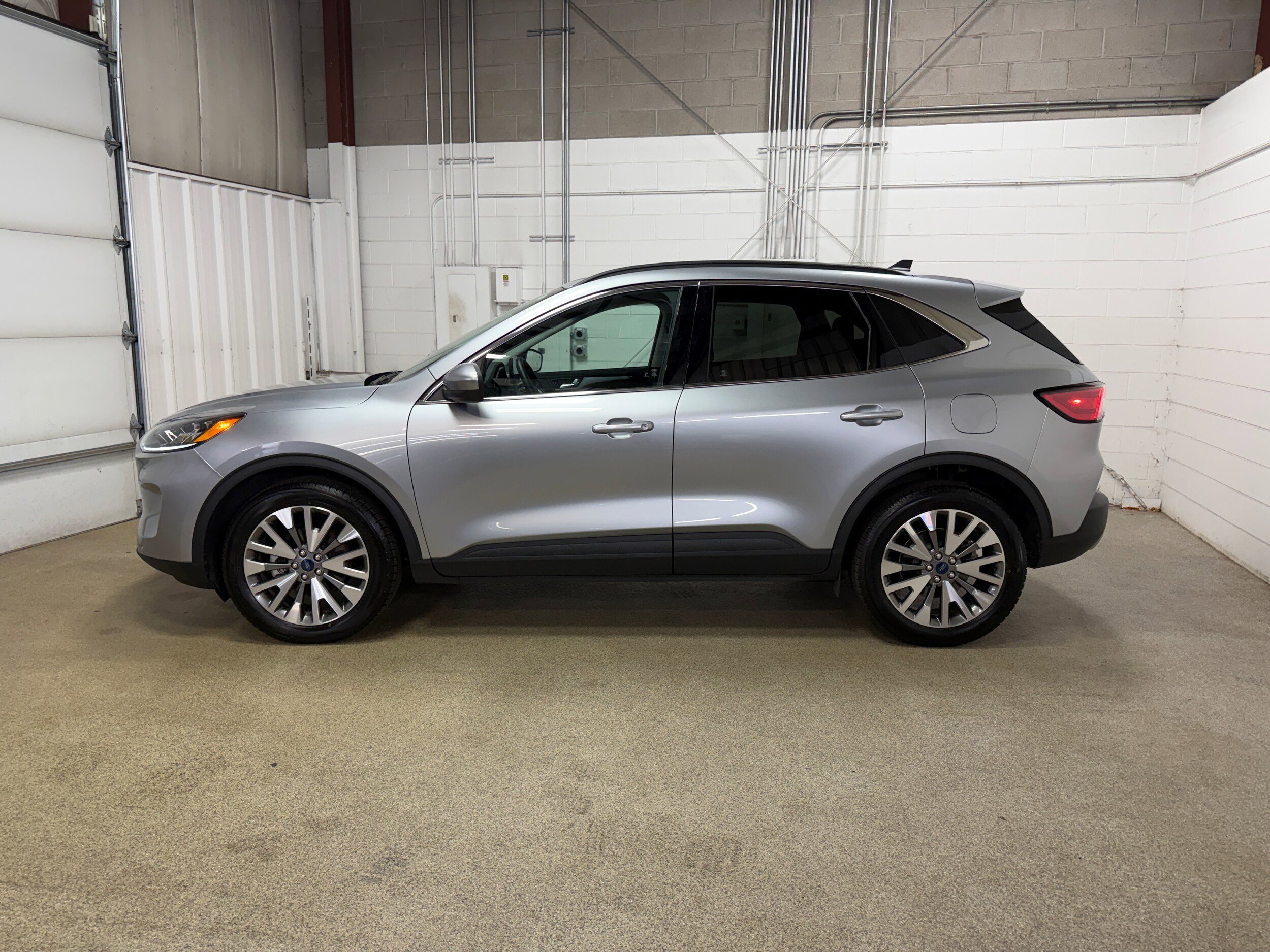 Certified 2022 Ford Escape Titanium image 5