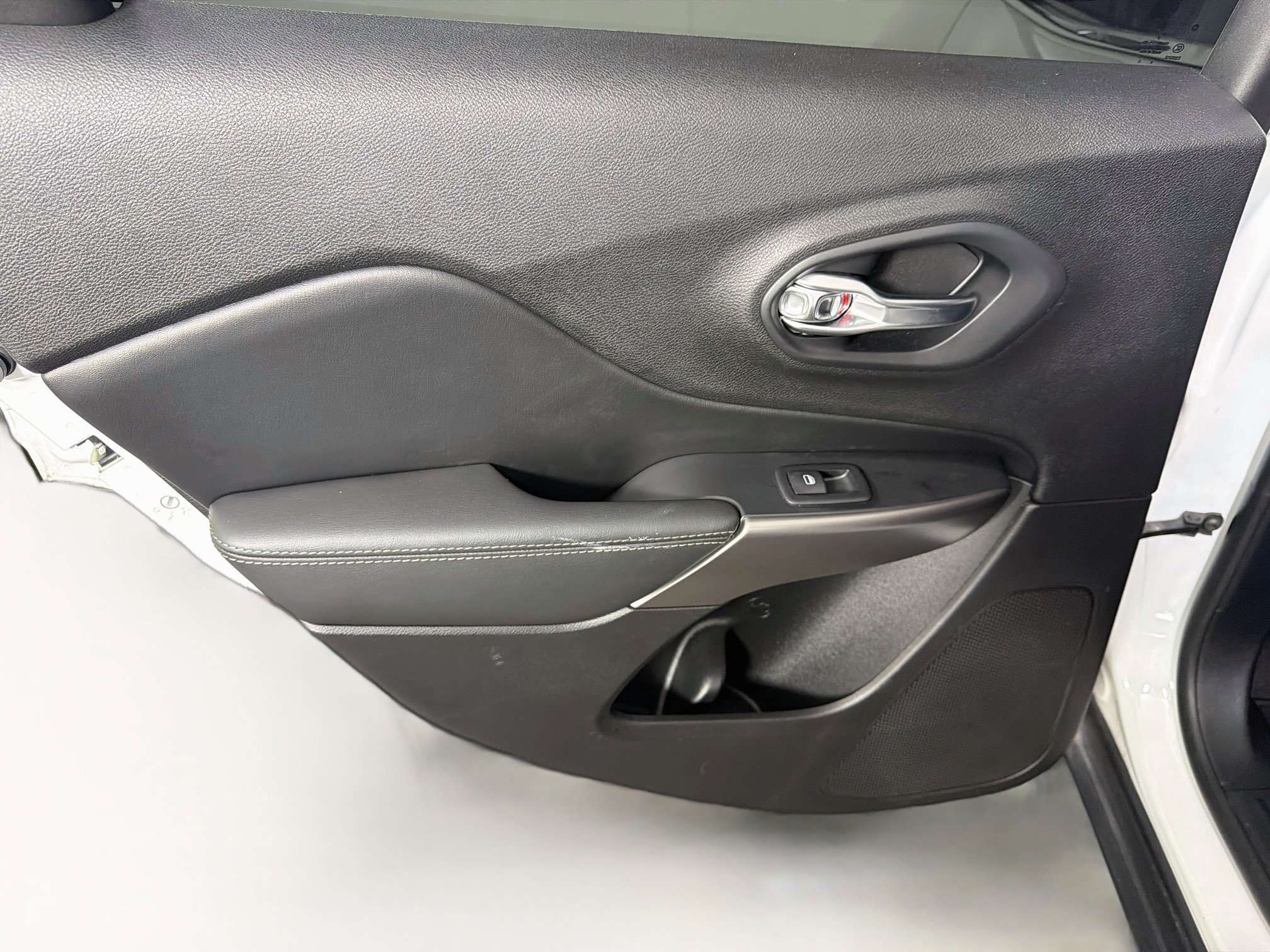 Used 2020 Jeep Cherokee Limited AWD/4WD image 24