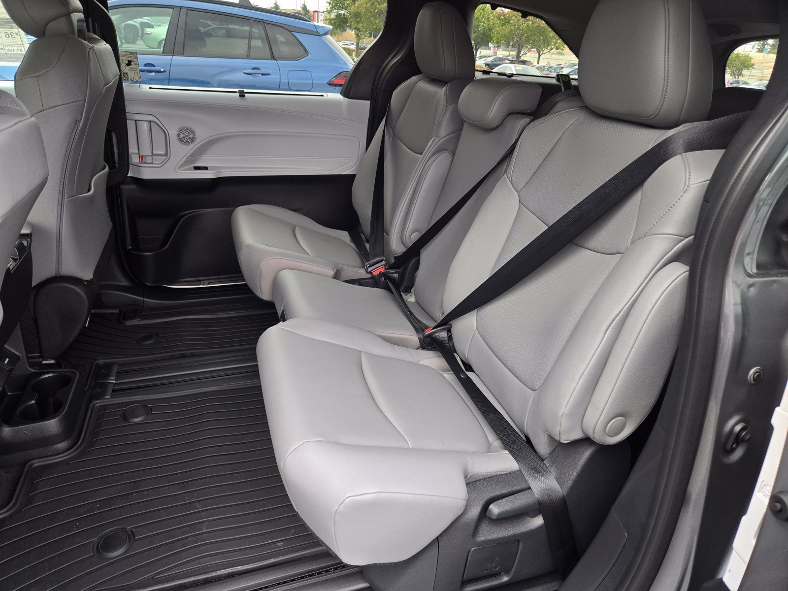 Used 2026 Toyota Sienna XLE FWD image 11