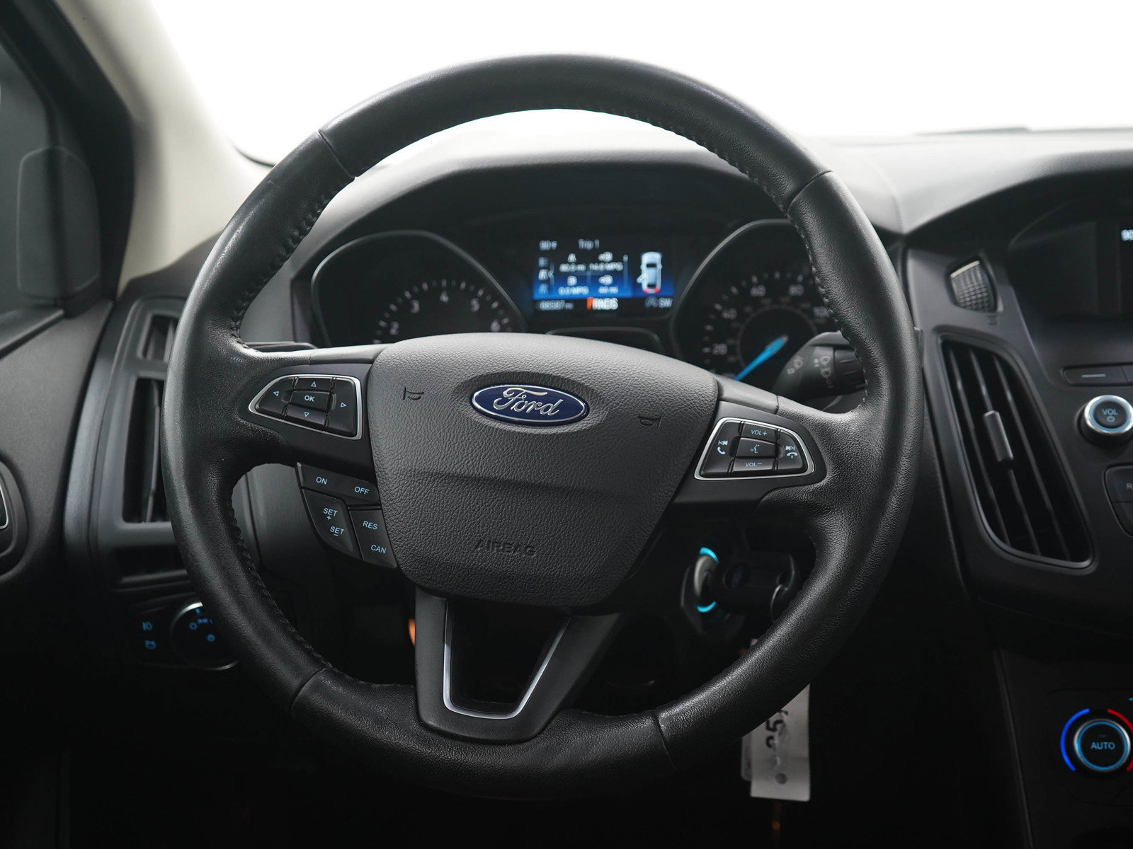 Used 2018 Ford Focus SE w/ SE Appearance Package FWD image 15