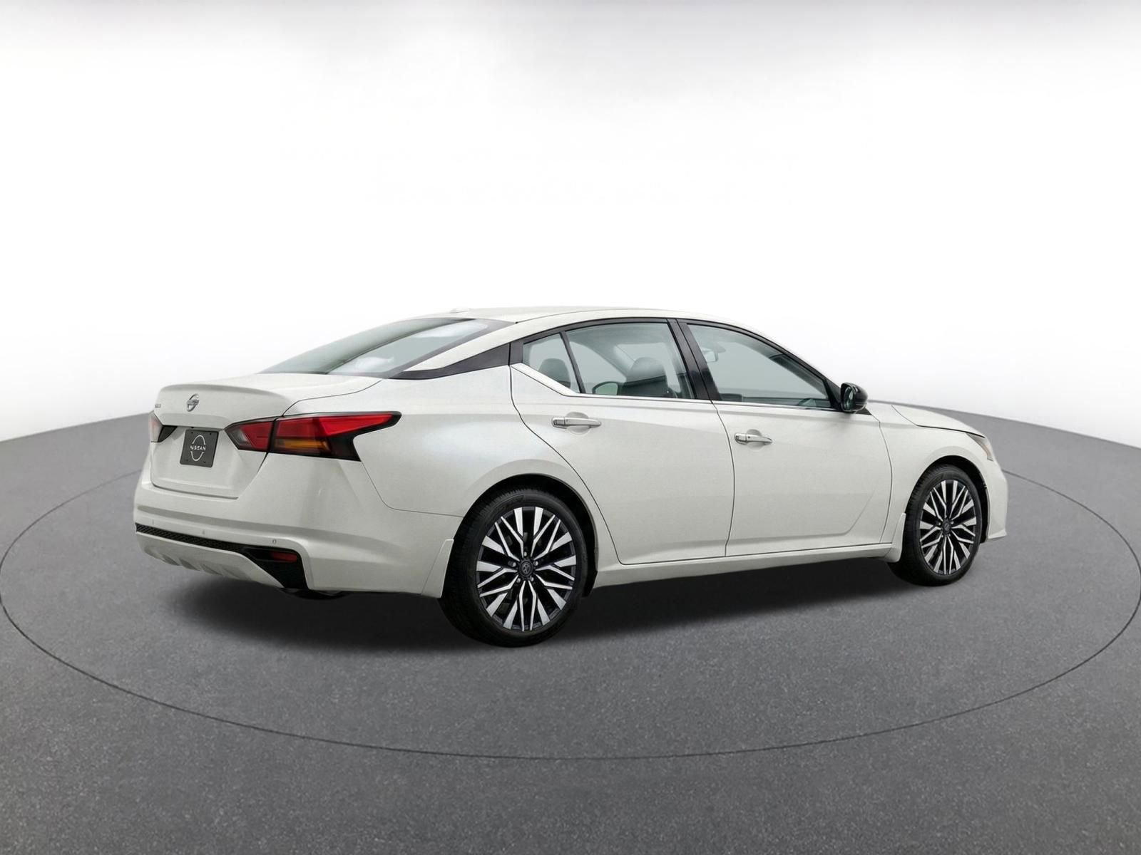 Used 2025 Nissan Altima 2.5 SV FWD image 9