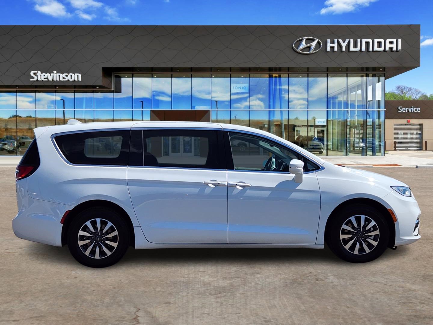 Used 2022 Chrysler Pacifica Touring-L image 4