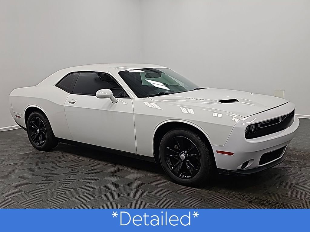 Used 2015 Dodge Challenger SXT image 3