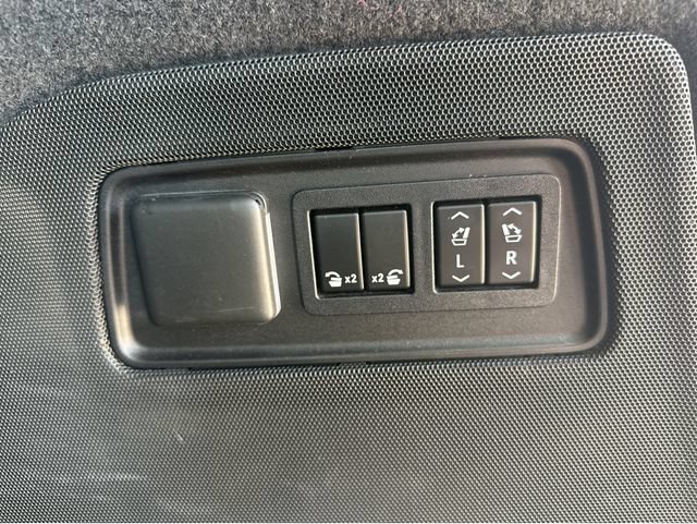 Used 2021 Cadillac Escalade ESV Premium Luxury Platinum AWD/4WD image 13