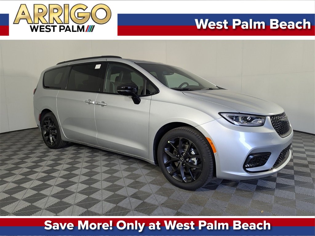 New 2026 Chrysler Pacifica Limited w/ Uconnect Theater Family Group
