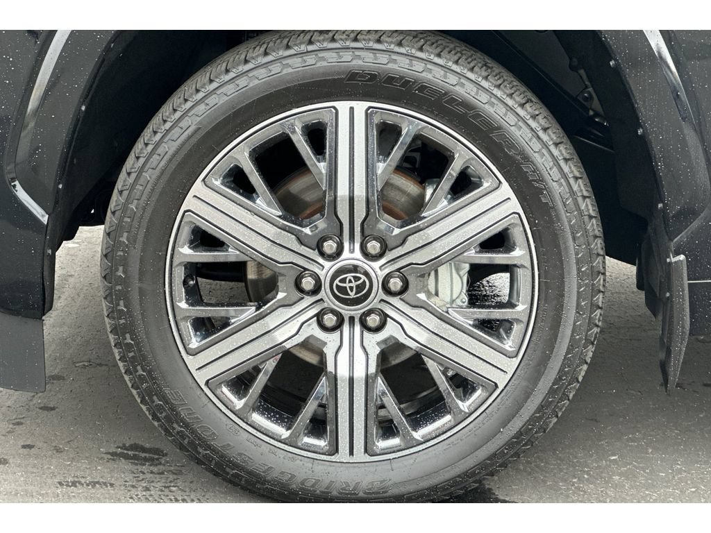 Used 2024 Toyota Sequoia Capstone AWD/4WD image 35