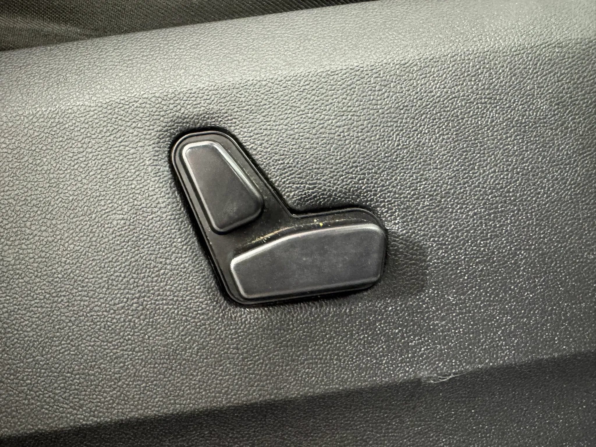 Used 2014 Chrysler Town & Country Touring-L w/ Driver Convenience Group FWD image 32