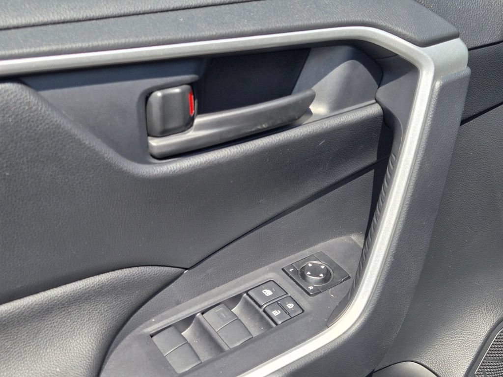 Used 2025 Toyota RAV4 LE AWD/4WD image 20