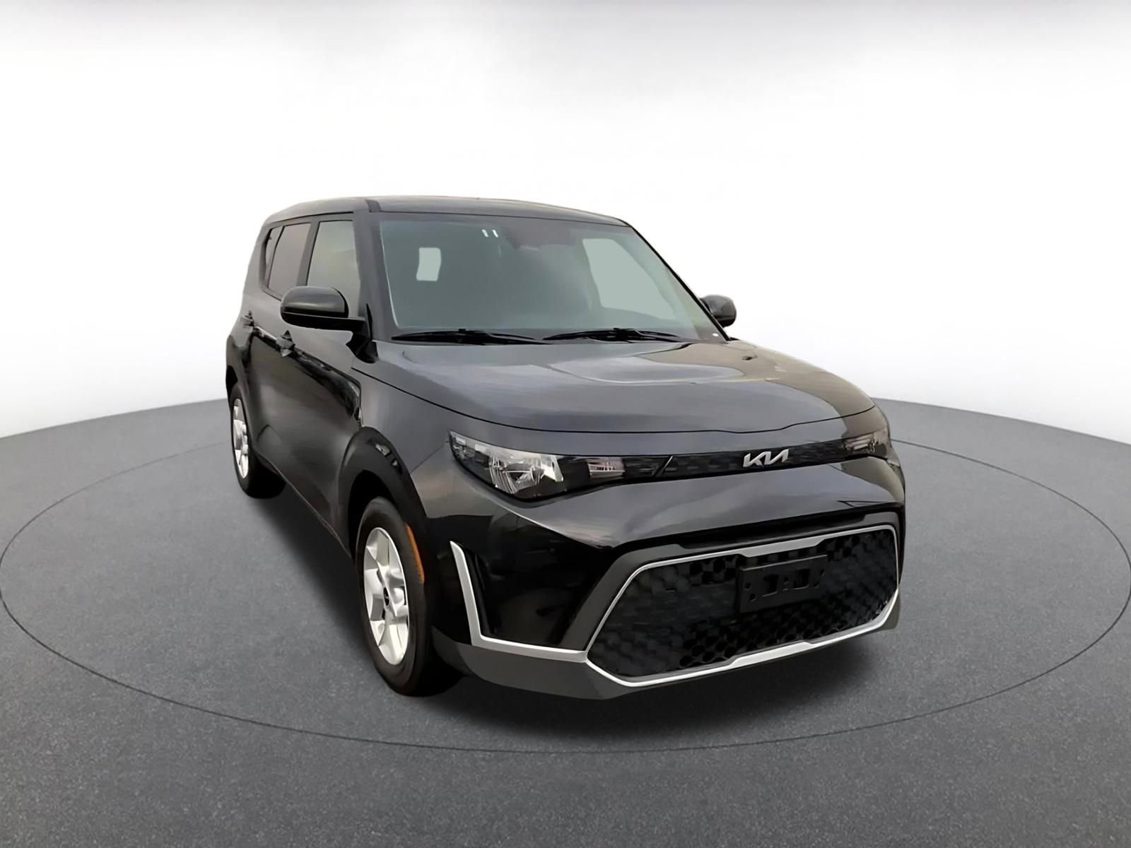 Used 2025 Kia Soul LX w/ LX Technology Package FWD image 3