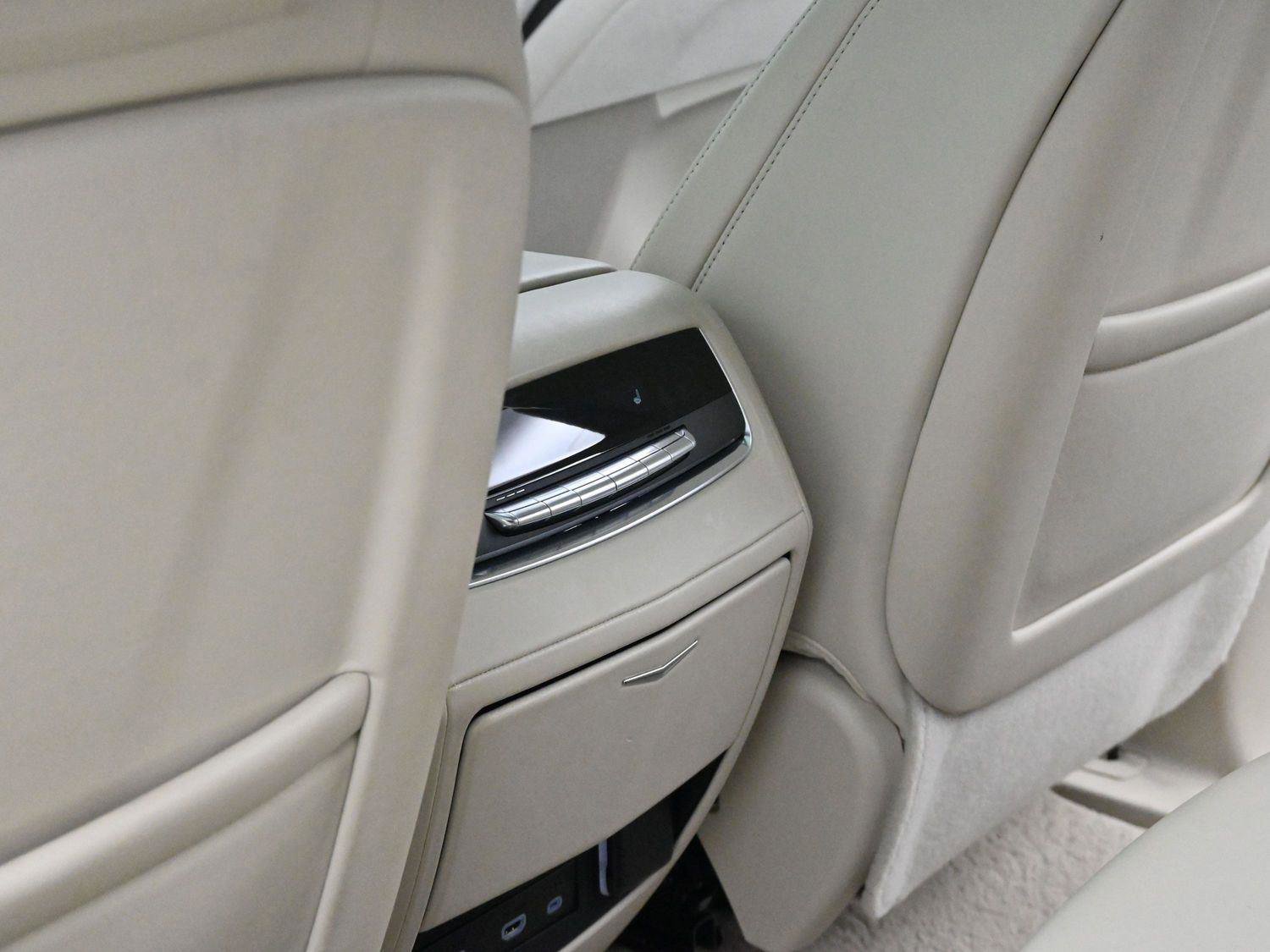 Certified 2022 Cadillac Escalade ESV Sport Platinum w/ Heavy-Duty Trailer Package image 34