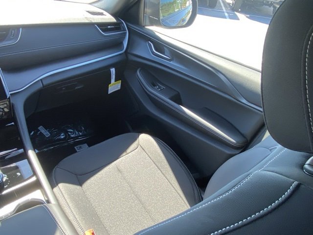 New 2025 Jeep Grand Cherokee L Laredo w/ Luxury Tech Group I image 36